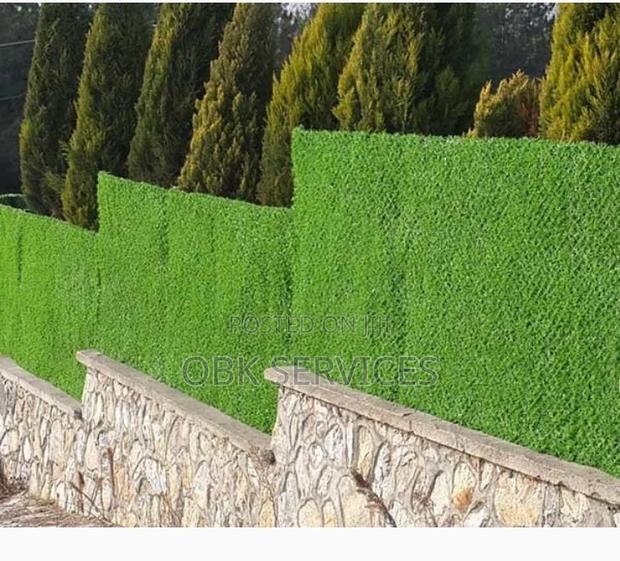 Artificial-Grass Chain Link · Photo 2