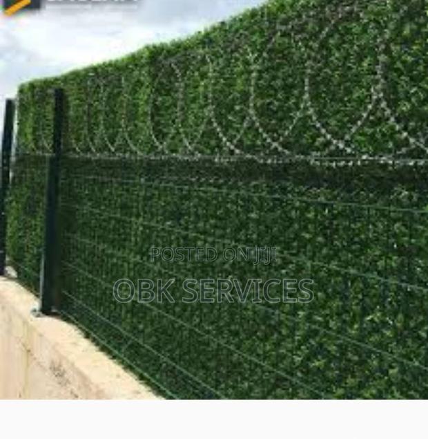 Artificial-Grass Chain Link · Photo 3