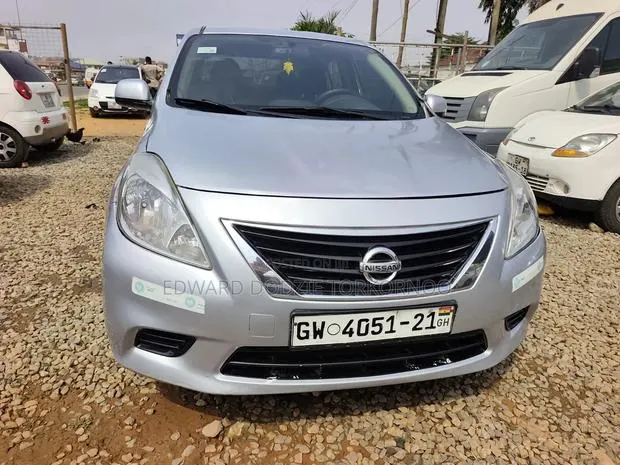 Nissan Versa 2015 Silver · Photo 1