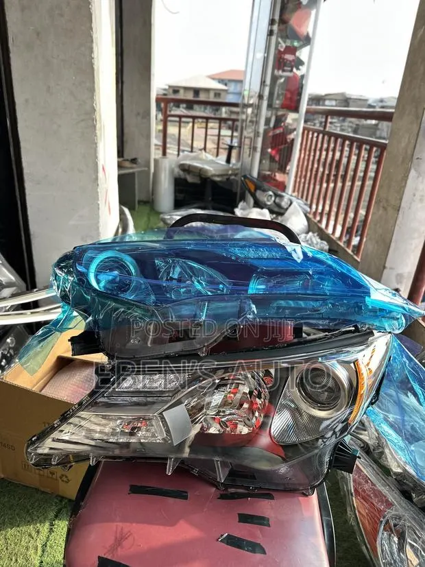 Toyota RAV4 2015 Model Headlights · Photo 1