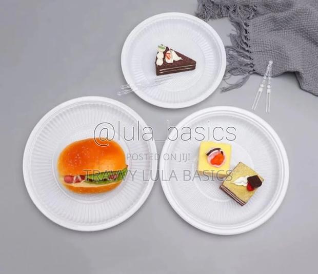 Plastic Plates White · Photo 1