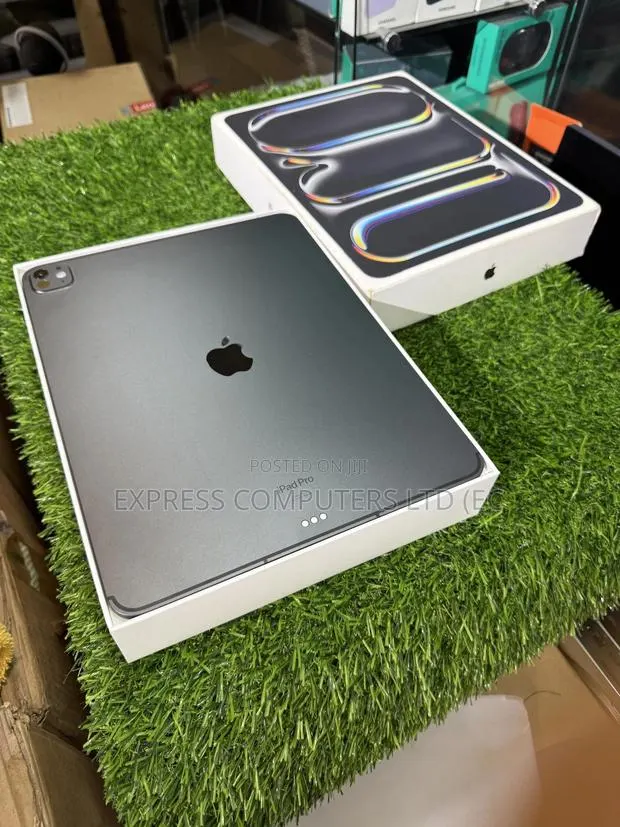 Apple iPad Pro 13 (2024) 512 GB Gray · Photo 1