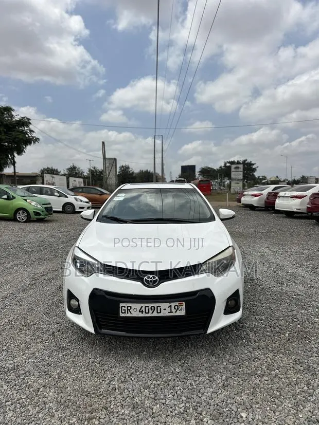 Toyota Corolla S 4dr Sedan (1.8L 4cyl CVT) 2015 White · Photo 1
