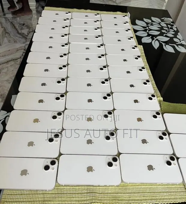 Apple iPhone 13 128 GB White · Photo 1
