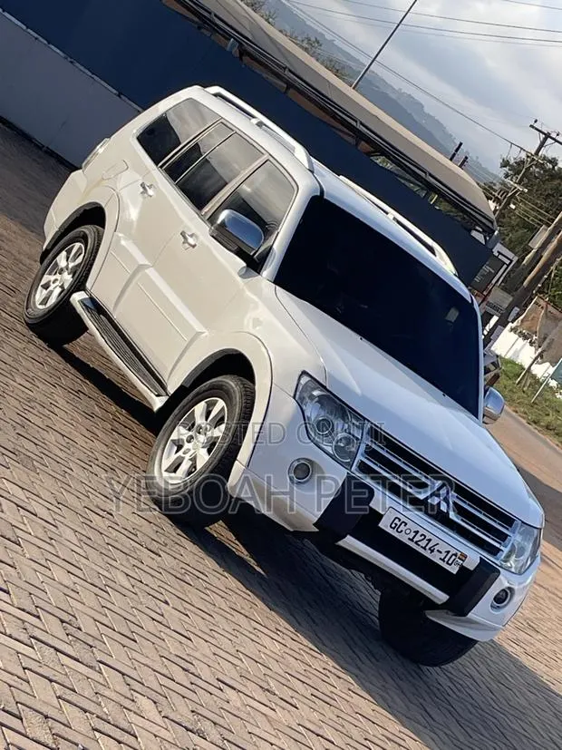 Mitsubishi Pajero 2010 White · Photo 1