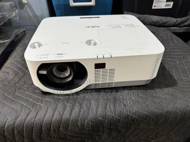 NEC P452W Projector - High Graphics · Photo 1