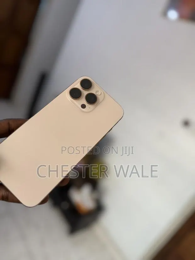 Apple iPhone 16 Pro Max 1 TB Gold · Photo 1