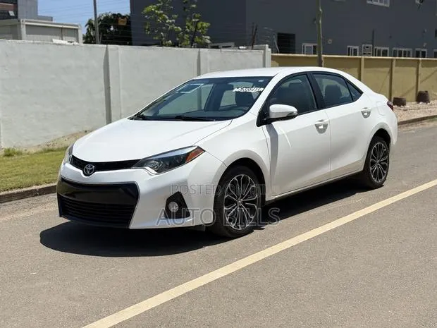 Toyota Corolla LE 4dr Sedan (1.8L 4cyl CVT) 2016 White · Photo 1