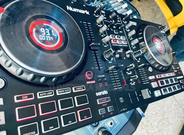 Numark Mixtrack Platinum Fx 4-deck Dj Controller. · Photo 1