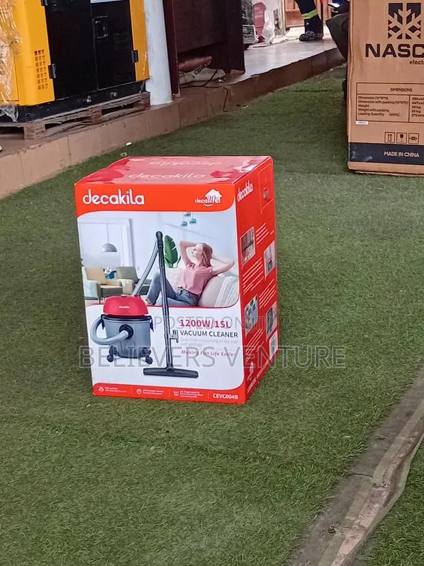 Heavy-Duty Vacuum Cleaner With Large Dust Capacity · Photo 1