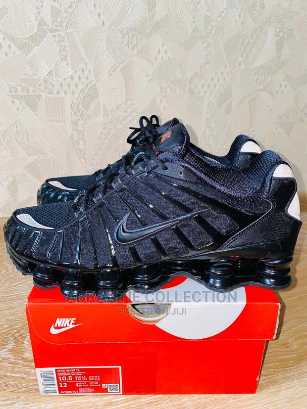 Nike Shox Triple Black · Photo 1