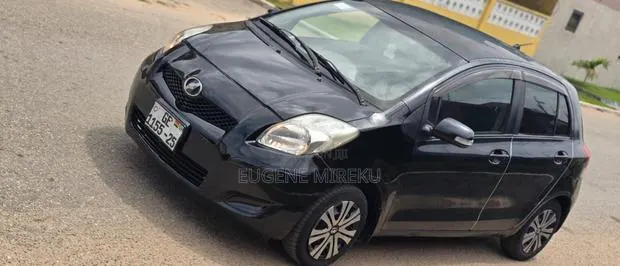 Toyota Vitz 2010 Black · Photo 4