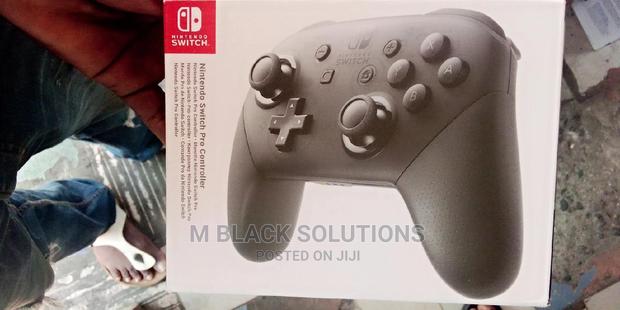 Nintendo Switch Pro Controller · Photo 1