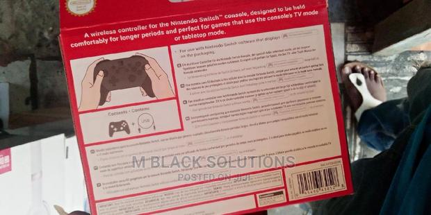 Nintendo Switch Pro Controller · Photo 2