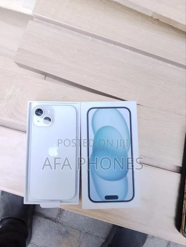 New Apple iPhone 15 128 GB Silver · Photo 1