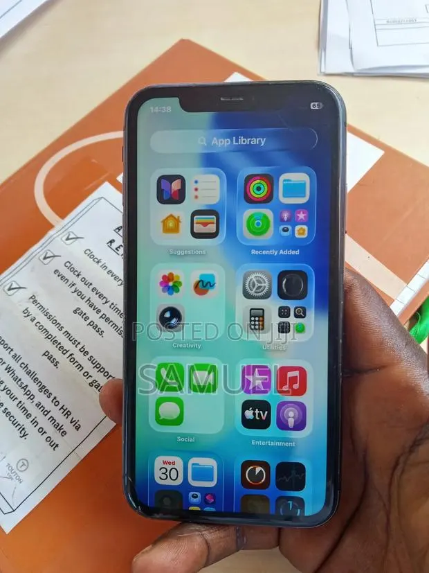 Apple iPhone 11 64 GB Black · Photo 1
