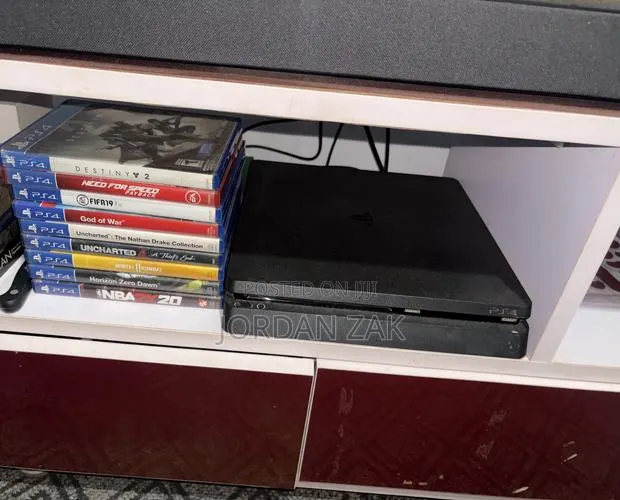 Playstation 4 Slim · Photo 1