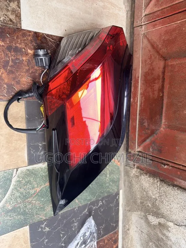 Toyota Rav4 2019/2020/2021/2022/2023/2024 Tail Light Pair · Photo 1