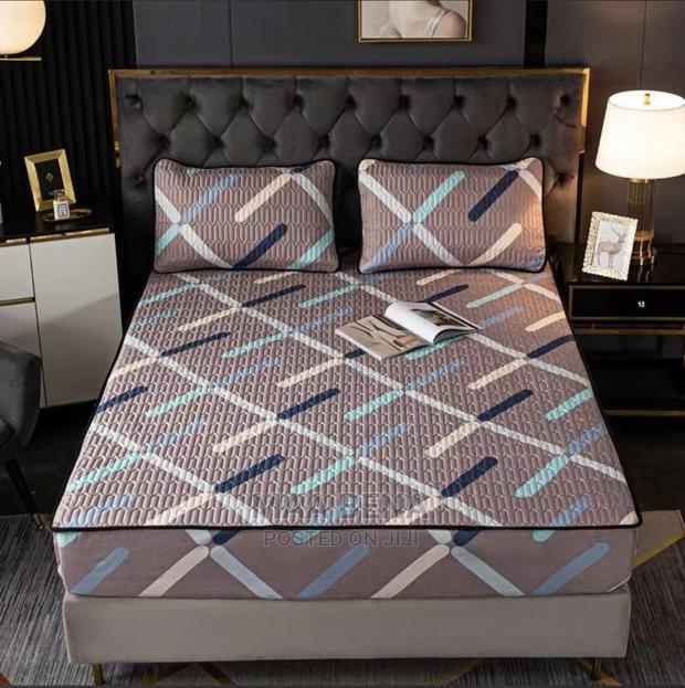Waterproof Mattress Cover With Pillowcases · Photo 1