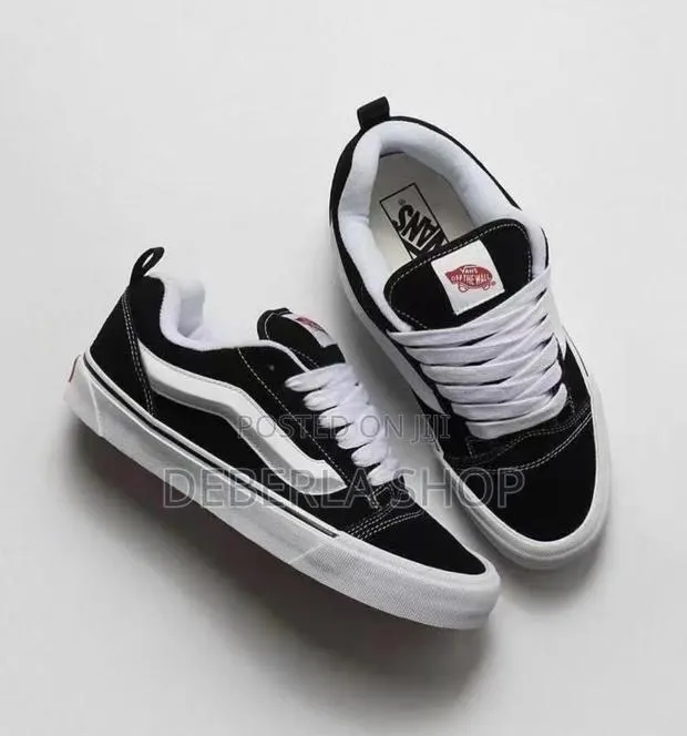 Authentic New Skull Vans · Photo 1