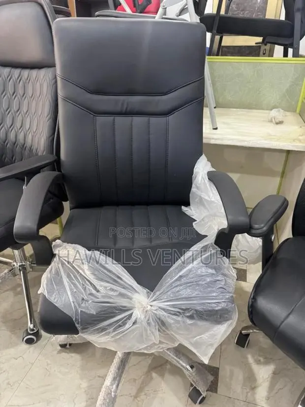 Style Swivel Chair · Photo 1