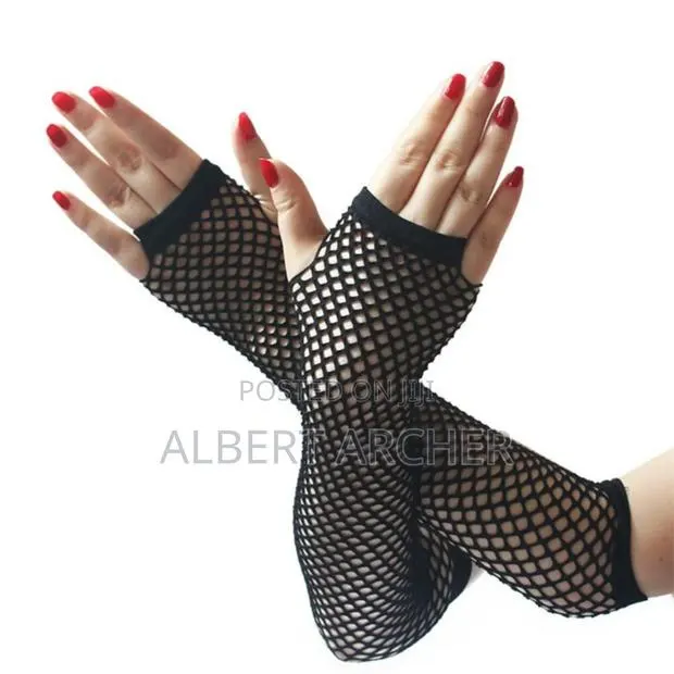 Fishnet Fingerless Gloves · Photo 1