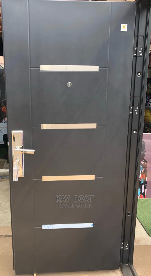 A Standard Door Available With All Accessories · Photo 1