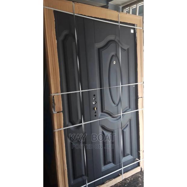 Massive Black Door With All Accessories Available · Photo 1