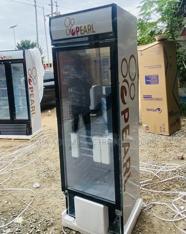 Classic Pearl PVC 424-2b 1 Door Electric Beverage Cooler · Photo 1