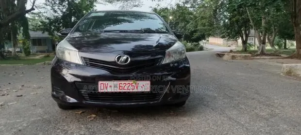 Toyota Vitz 1.3 FWD 5dr 2013 Purple · Photo 1