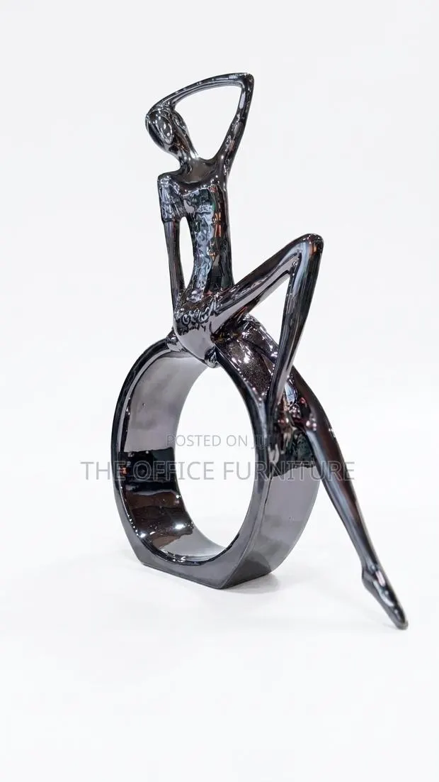 Modern Silver Abstract Lady Sculpture · Photo 1