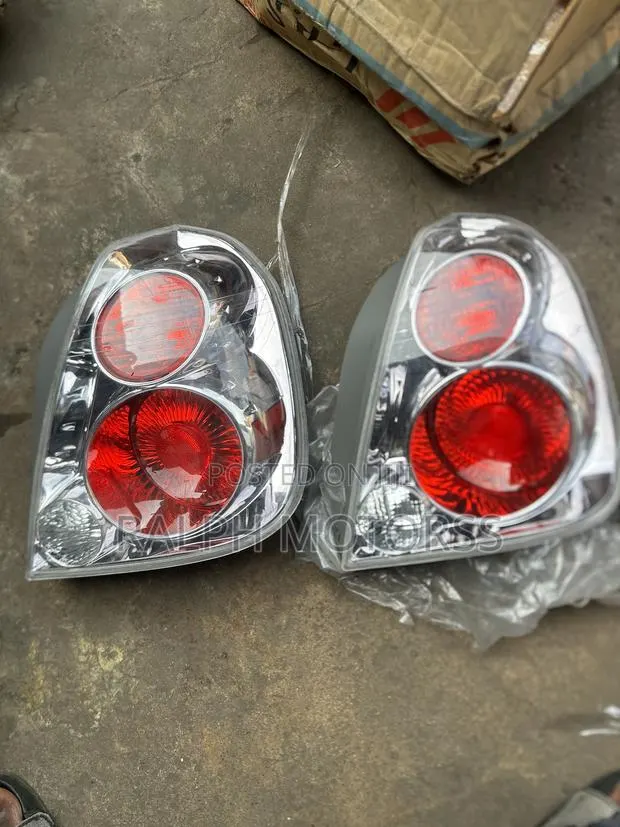 Nissan Altima 2005 Taillights · Photo 1
