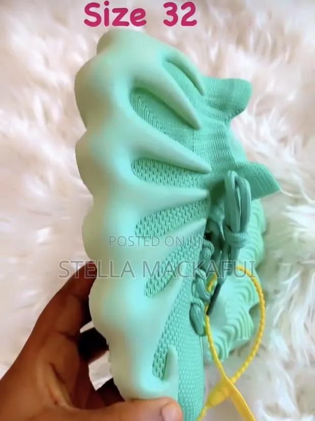 Yeezy Sneakers Size 32 and 36 Only for Children · Photo 4