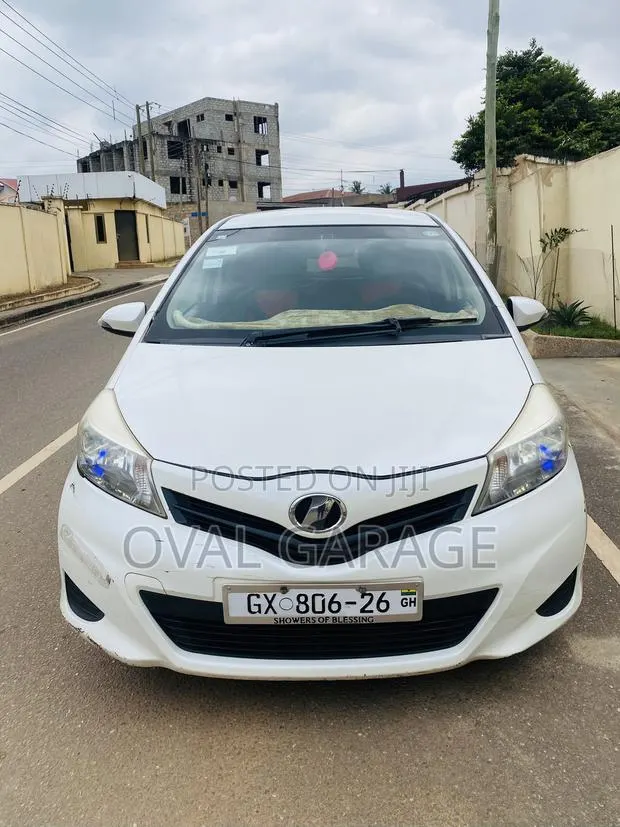 Toyota Vitz 1.3 AWD 3dr 2013 White · Photo 1