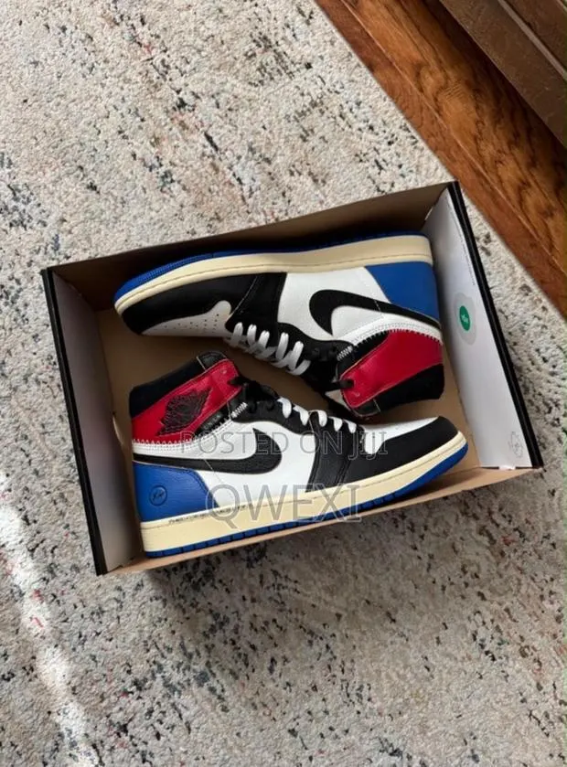 Sneaker and Everyday Wear Plug · Photo 1