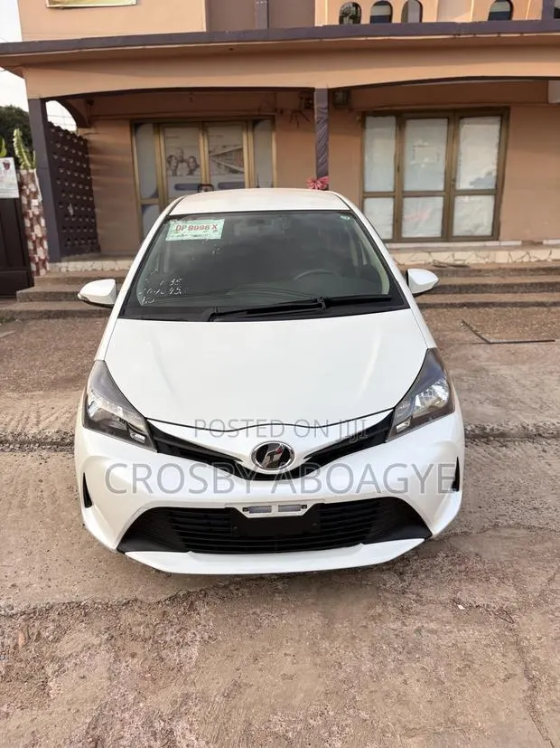 Toyota Vitz 1.3 AWD 5dr 2015 White · Photo 1