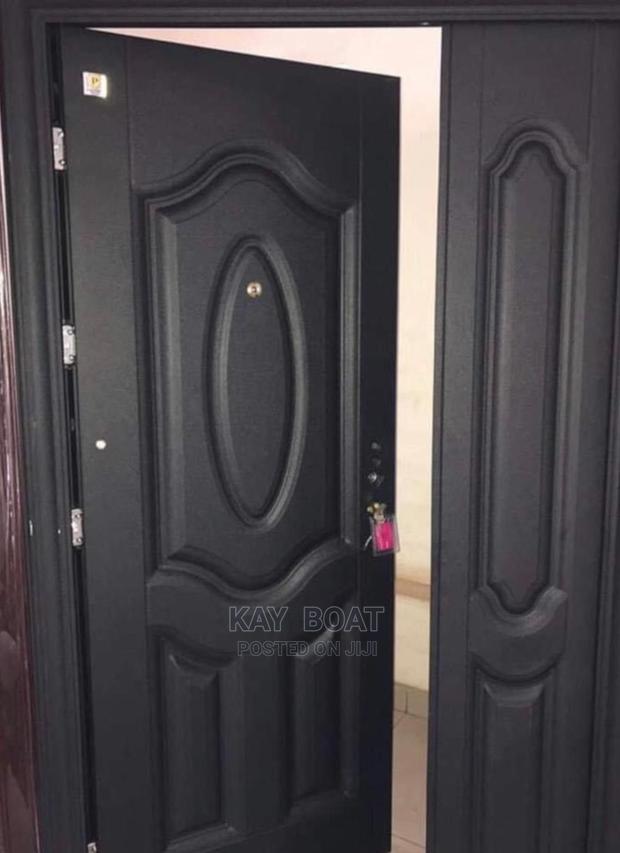 One and Half Door With Handle and Keys · Photo 1