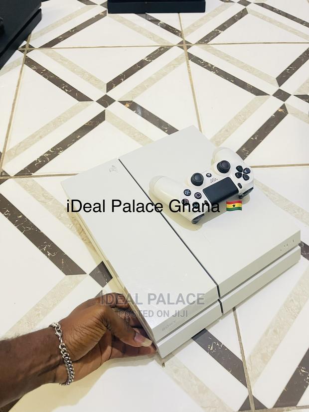 Playstation 4 Standard Limited White Edition · Photo 1