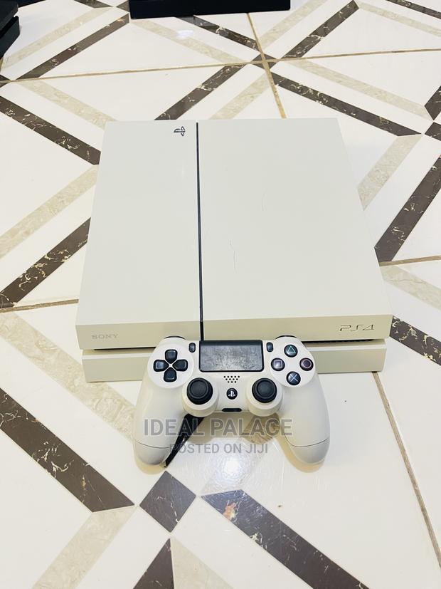 Playstation 4 Standard Limited White Edition · Photo 2