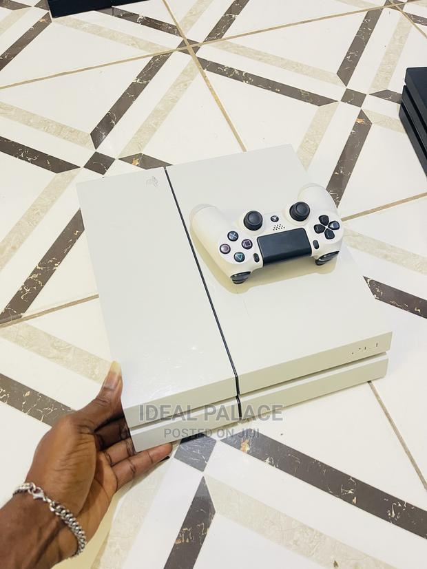 Playstation 4 Standard Limited White Edition · Photo 3