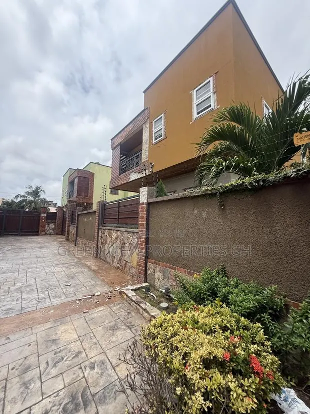 4bdrm Duplex in West Hills Mall Area for sale · Photo 1