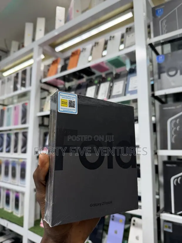New Samsung Galaxy Z Fold4 256 GB Black · Photo 1