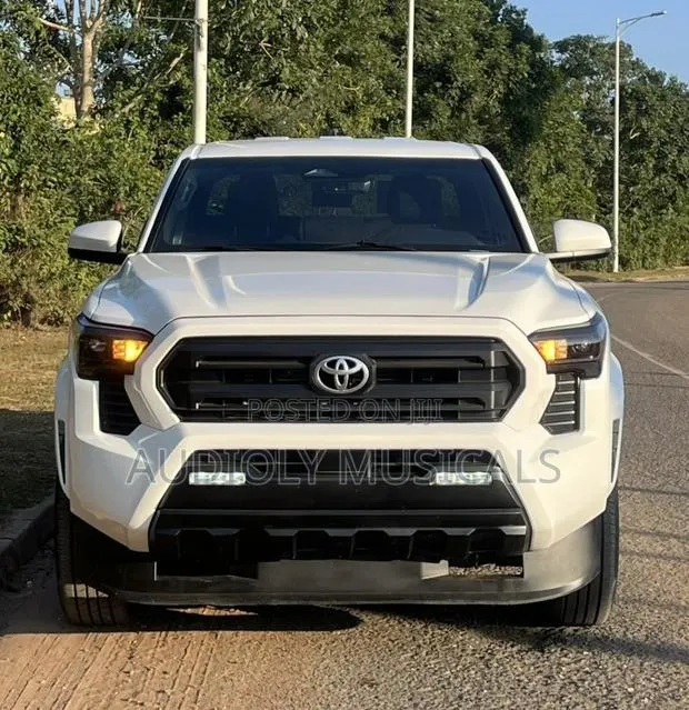 Toyota Tacoma 2025 White · Photo 1