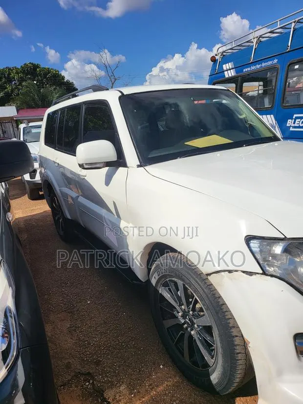 Mitsubishi Pajero 2010 White · Photo 1