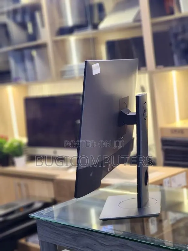 Dell Ultrasharp 27" QHD Monitor (U2719d) · Photo 1