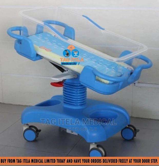 Hospital Baby Cot (Plastic) · Photo 3