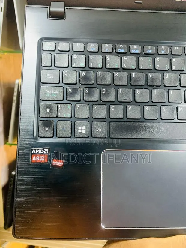 Laptop Acer Aspire E5-523 8GB AMD A8 HDD 750GB · Photo 1