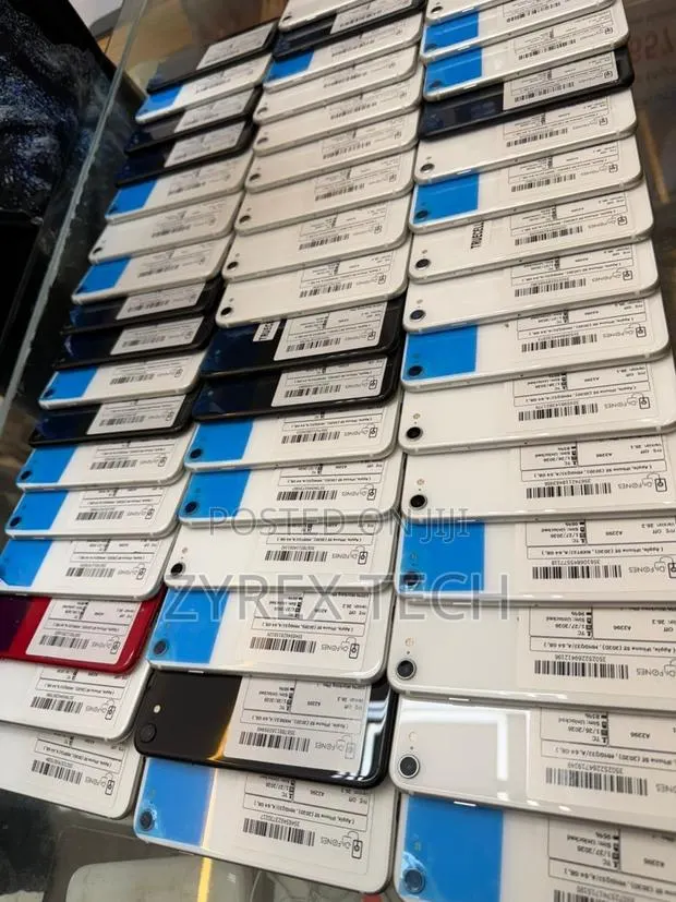 Apple iPhone SE (2022) 64 GB Black · Photo 1