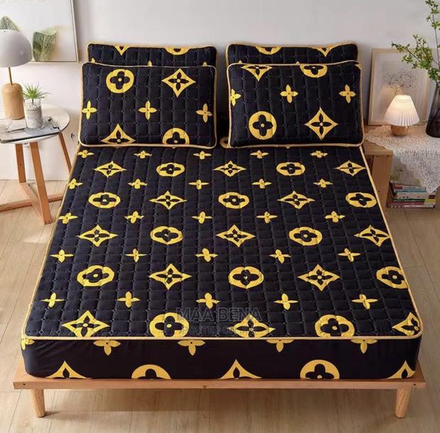 Mattress Cover With Pillow Cases - Queen Size · Photo 1