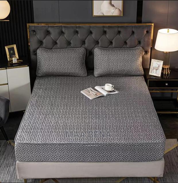 Waterproof Bedcover With Pillowcases · Photo 1
